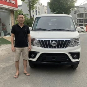 Khach hang nhan xe tera v8