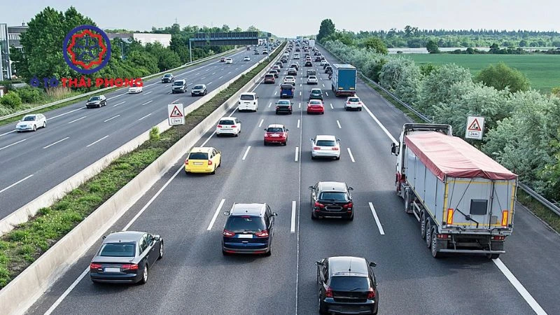 Kỹ năng lái xe tải thùng đường sương mù: 10 kinh nghiệm bác tài nên biết