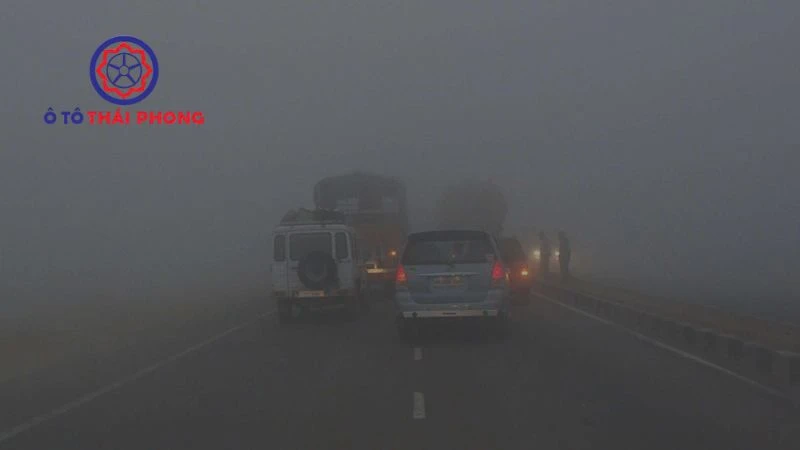 Kỹ năng lái xe tải thùng đường sương mù: 10 kinh nghiệm bác tài nên biết