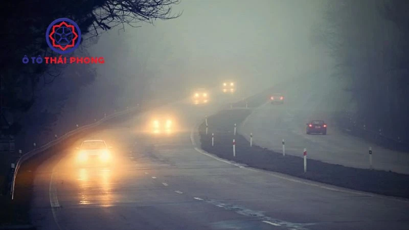 Kỹ năng lái xe tải thùng đường sương mù: 10 kinh nghiệm bác tài nên biết